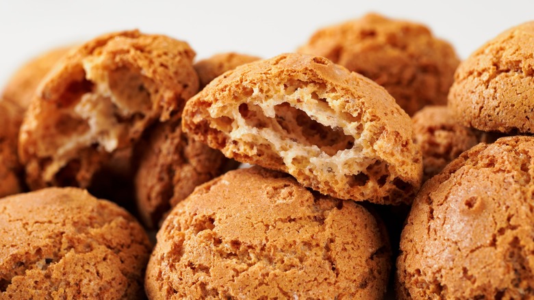 Amaretti cookies