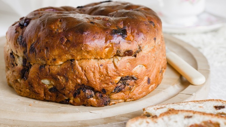 Barmbrack on cutting board