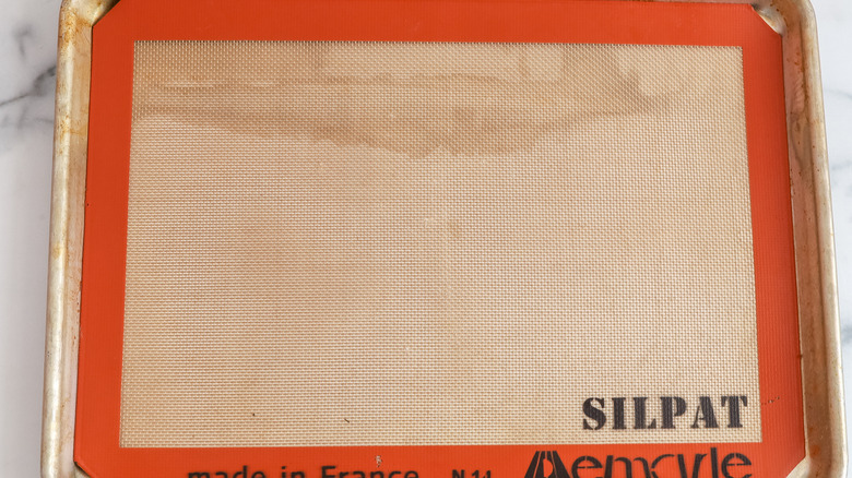 Baking sheet lines with a silicone mat