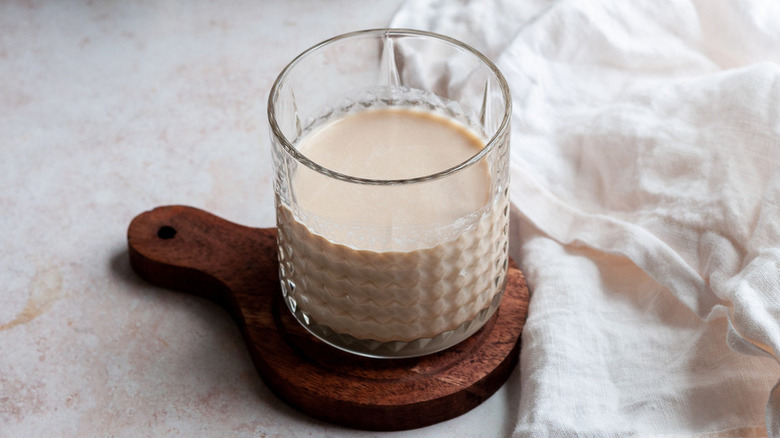 white russian cocktail in glass