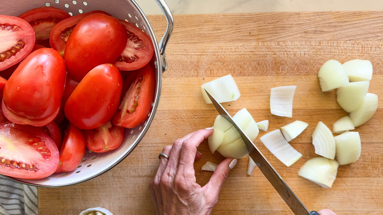 hand chopping onion