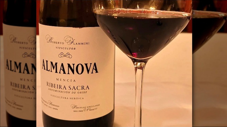 Mencia Almanova wine bottle and glass