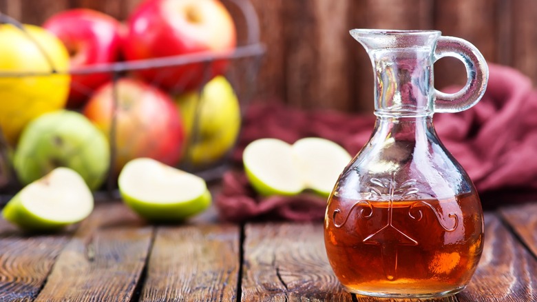 Apple cider vinegar and apples