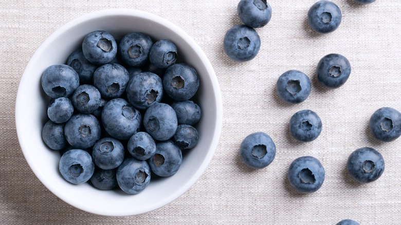 Overview of fresh blueberries in a white bowl