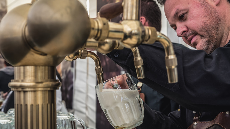 bartebder pouring mlíko beer
