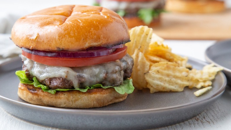 cheeseburger with potato chips