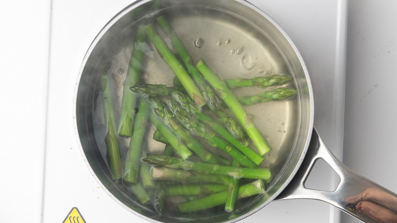 asparagus spears in water 
