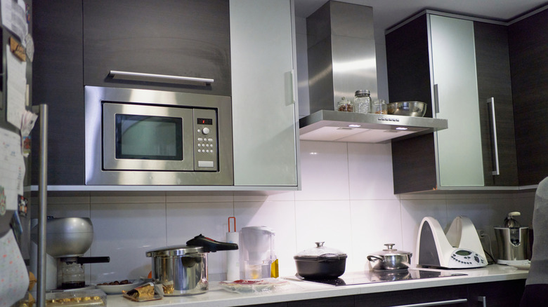 Modern aesthetic home kitchen with cabinet-mounted microwave