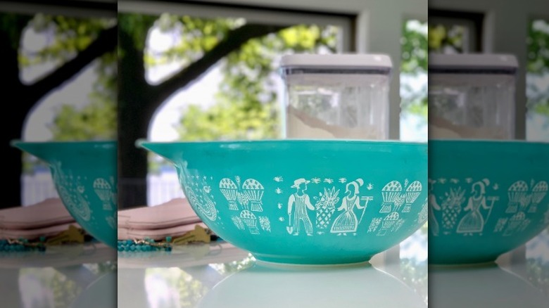 Vintage Pyrex bowl